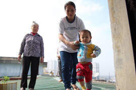 Hà Nội: Thang máy hỏng, người dân phải trèo qua mái tôn trên tầng thượng để đi