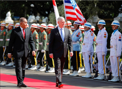 Video: Binh sỹ Indonesia uống máu rắn, bịt mắt bắn súng khi đón Bộ trưởng Quốc phòng Mỹ