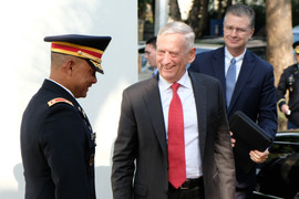 Những hình ảnh đầu tiên của Bộ trưởng Quốc phòng Mỹ James Mattis ở Việt Nam