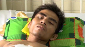 Uống thuốc quên bóc vỏ, người đàn ông thủng thực quản