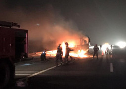 Video: Xe tải bốc cháy ngùn ngụt trên cao tốc Hà Nội – Hải Phòng