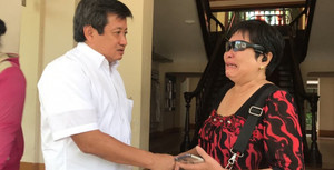 Người phụ nữ nghẹn ngào gửi tâm thư xin ông Đoàn Ngọc Hải đừng từ chức