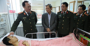 Thứ trưởng Bộ Công an thăm cán bộ CSGT bị 'xe điên' tông khi đang xử lý tai nạn