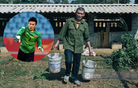 Bố mẹ thủ môn Bùi Tiến Dũng vẫn đi cắt mía, cho trâu ăn ở quê nhà