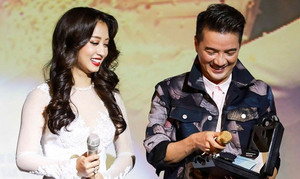 Đàm Vĩnh Hưng được học trò Thu Hằng tặng micro nạm vàng