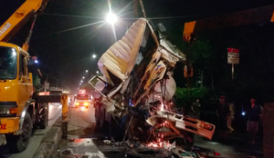 Video: Chui ra từ cabin xe bồn bẹp dúm sau va chạm, tài xế hoảng sợ đòi bỏ nghề