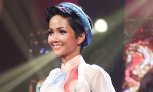 Hoa hậu H’Hen Niê lần đầu ‘tái xuất’ sàn diễn thời trang sau đăng quang