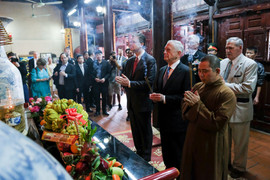 Bộ trưởng Quốc phòng Mỹ James Mattis thăm và dâng hương ở Chùa Trấn Quốc