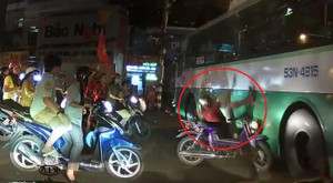 Clip: Xe máy nẹt pô vô tội vạ khi dừng đỗ, lao thẳng gầm xe buýt