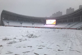 Quá khó cho U23 Việt Nam khi phải đá trên mặt sân trắng xoá tuyết thế này