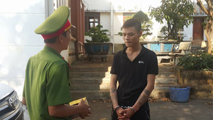 Truy đuổi kẻ vận chuyển pháo, chiến sĩ công an bị đánh trọng thương