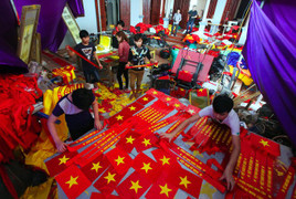 Cơ sở in cờ đỏ, băng rôn cổ vũ U23 VN làm việc xuyên đêm