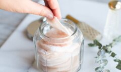 Lau sạch mồ hôi dính nhớp bằng công thức khăn lau nước hoa hồng tự chế