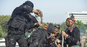 Rùng mình xem lính Indonesia cắt đầu, uống máu rắn hổ mang