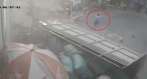 Clip: Bị xe tải đâm trực diện, người đạp xe thồ sống sót không tưởng