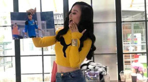 Người đẹp Hải Thu sang tận Trung Quốc, cổ vũ chung kết U23 Việt Nam - U23 Uzbekistan