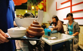 Video: Nhà hàng 'bá đạo' phục vụ đồ ăn hình chất thải hút khách ở Đài Loan