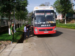 Mâu thuẫn, nhóm thanh niên ném đá vỡ kính rồi xịt hơi cay vào trong xe khách