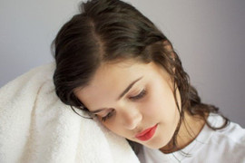 Cô gái bỗng dưng liệt nửa mặt, méo miệng vì để tóc ướt khi ngủ