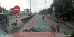 Clip: Mercedes tạt đầu container và cái kết như phim hành động