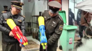 Video: Cảnh sát Trung Quốc mang súng nước đi làm nhiệm vụ