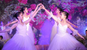 Hàng ngàn bông hoa bao phủ Nhà hát Lớn trong buổi công diễn vở vũ kịch 'Kẹp hạt dẻ'