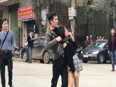 Clip: Giải cứu cô gái bị kẻ 'ngáo đá' kề dao khống chế giữa phố