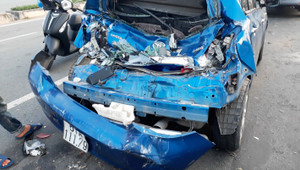 Video: Ngủ gật, tài xế xe tải tông nát 3 ô tô trên đại lộ