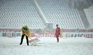 Liên tục dừng trận chung kết U23 Việt Nam vs U23 Uzbekistan để dọn tuyết