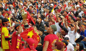 Dân Gia Lai ôm cup vàng ăn mừng U23 Việt Nam gỡ hòa 1-1