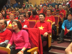 Video: Phó Thủ tướng Phạm Bình Minh và cán bộ Bộ Ngoại giao cổ vũ U23 Việt Nam