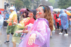 Màn trình diễn flasmob đẹp mắt của hàng trăm cổ động viên Việt Nam bên Hồ Gươm