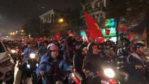 Clip: Hàng vạn CĐV 'nhuộm đỏ' đường phố, hô vang 'Việt Nam vô địch!'