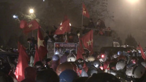 Video: Hàng vạn CĐV ra về sau trận đấu, đường Hà Nội tắc khủng khiếp