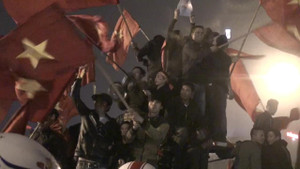 Hàng trăm người trèo nóc xe tải 'quẩy' hết mình dù U23 VN giành ngôi á quân