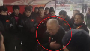 Clip: HLV Park Hang Seo đấm ngực thùm thụp, nhắc U23 VN 'phải mạnh mẽ'