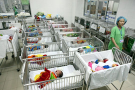 Từ 2018, sinh con thứ 3 trở lên sẽ không bị phạt