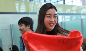 Hoa hậu Đỗ Mỹ Linh gặp gỡ thủ môn Bùi Tiến Dũng trước khi về nước