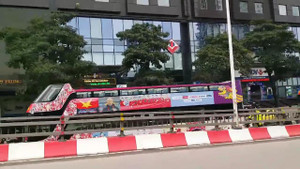 Clip: Xe buýt 2 tầng lăn bánh ra sân bay Nội Bài đón U23 Việt Nam