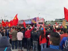 Ngay từ đêm, hàng trăm cổ động viên chờ đón U23 Việt Nam tại sân bay Nội Bài