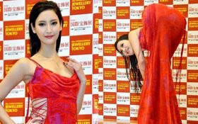 Mẫu nữ Nhật Bản gây phản cảm vì tạo dáng tư thế 'độc, lạ' tại thảm đỏ sự kiện