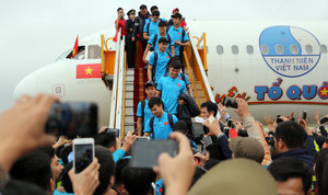 U23 Việt Nam hạ cánh xuống Nội Bài trong vòng tay người hâm mộ