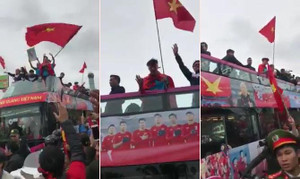 Clip: Xe buýt 2 tầng chở U23 Việt Nam diễu hành giữa biển người