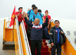 Người hâm mộ vây kín, chen nhau chụp ảnh cùng tuyển thủ U23 Việt Nam