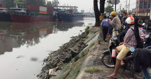 Phát hiện thi thể nam giới đội mũ bảo hiểm trôi trên kênh đào