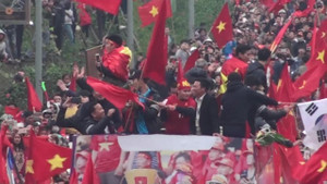 Clip: U23 cuồng nhiệt vẫy cờ, người dân hò hét chạy theo xe buýt diễu hành