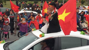 Xe rước dâu đi giữa biển cờ đỏ sao vàng, ngập người hâm mộ