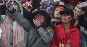 Hàng ngàn CĐV òa khóc vui sướng khi nhìn thấy tuyển U23 trên sân Mỹ Đình