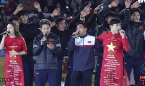 U23 Việt Nam thể hiện giọng hát ấn tượng cùng ca sĩ Việt tại Mỹ Đình