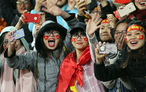 Người hâm mộ gào thét, bật khóc khi thấy U23 Việt Nam